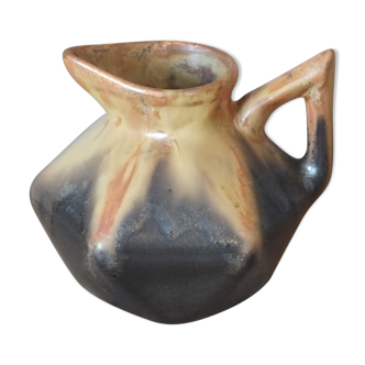 Faceted pitcher in sandstone signed Metenier