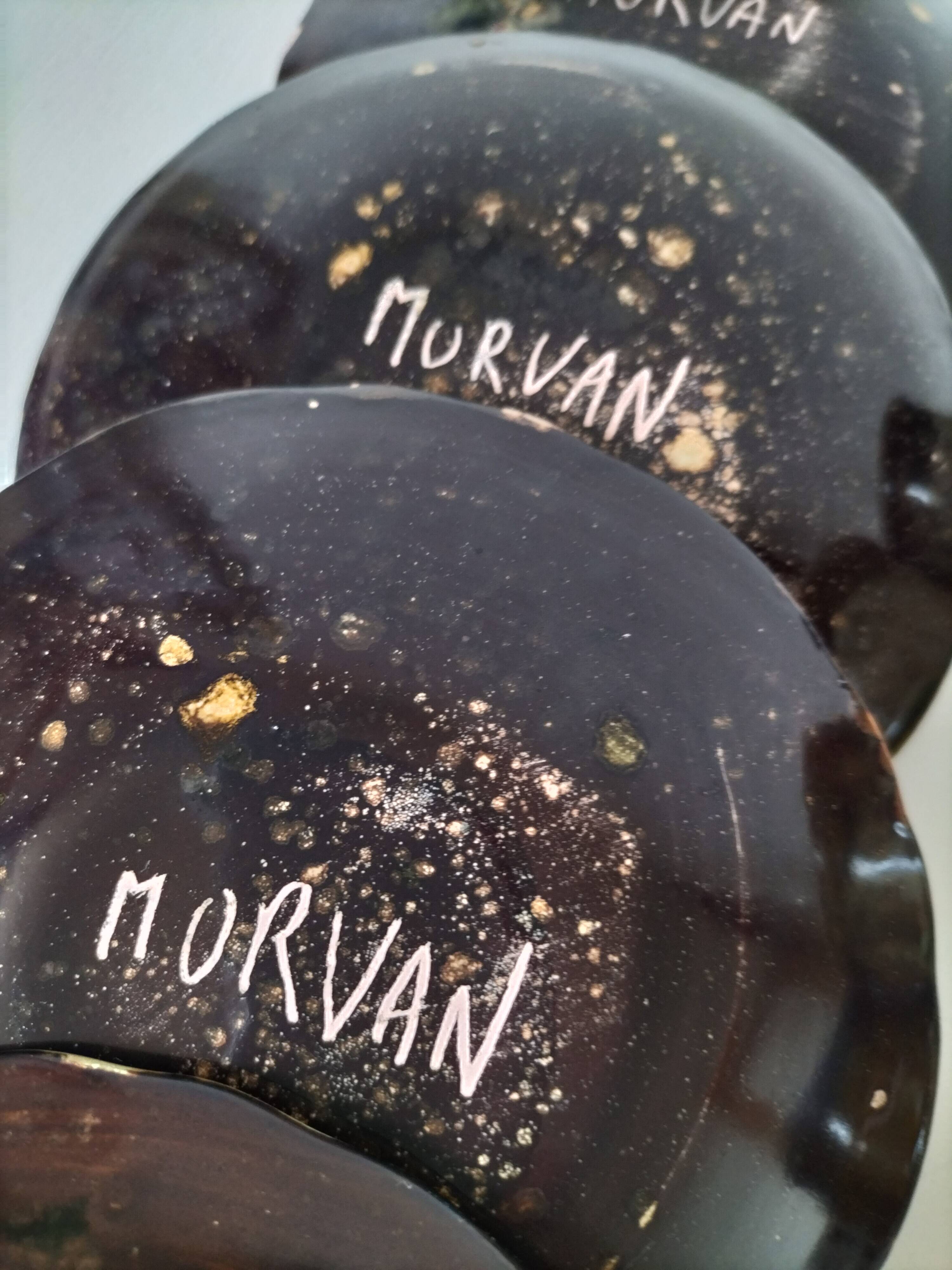 Tasses et soucoupes Morvan en céramique émaillée polychrome