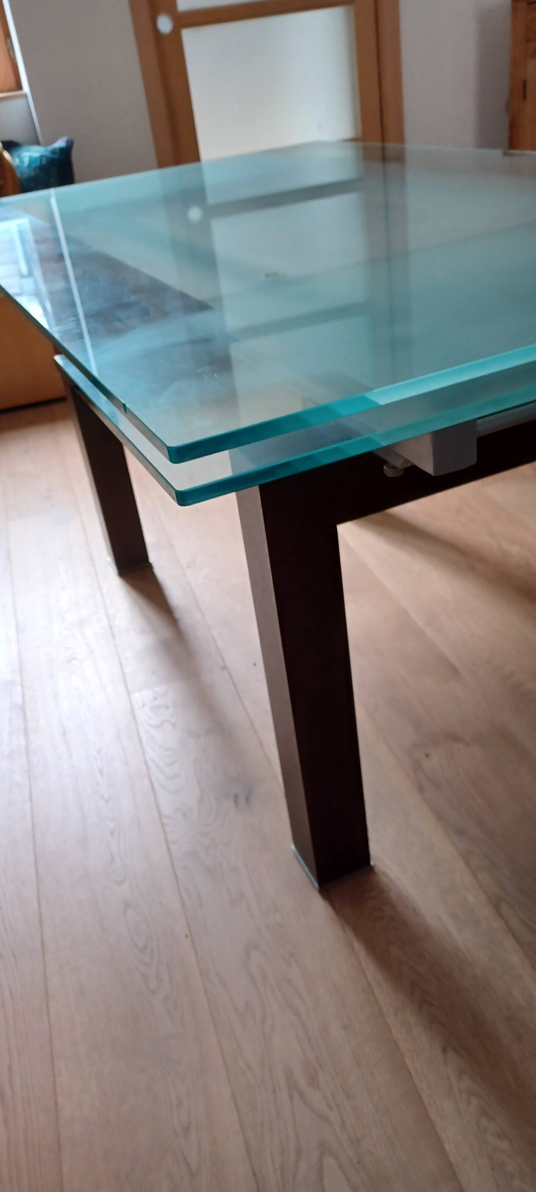 Cattelan Italia designer table – Tempered glass + extensions – Dark wood legs