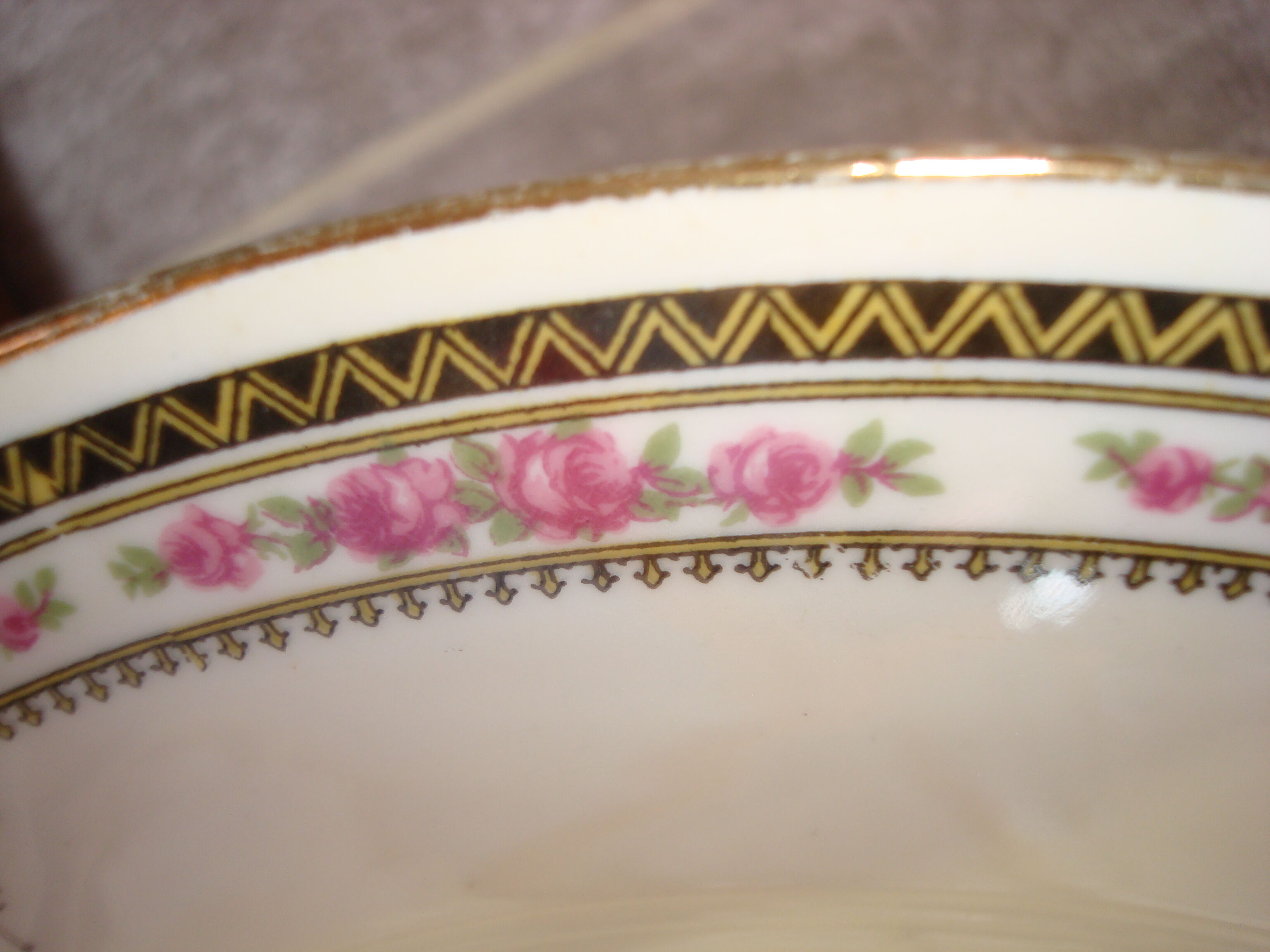 6 flat porcelain plates, "B.F Limoges" garlands of roses and geometric frieze, lot 1.