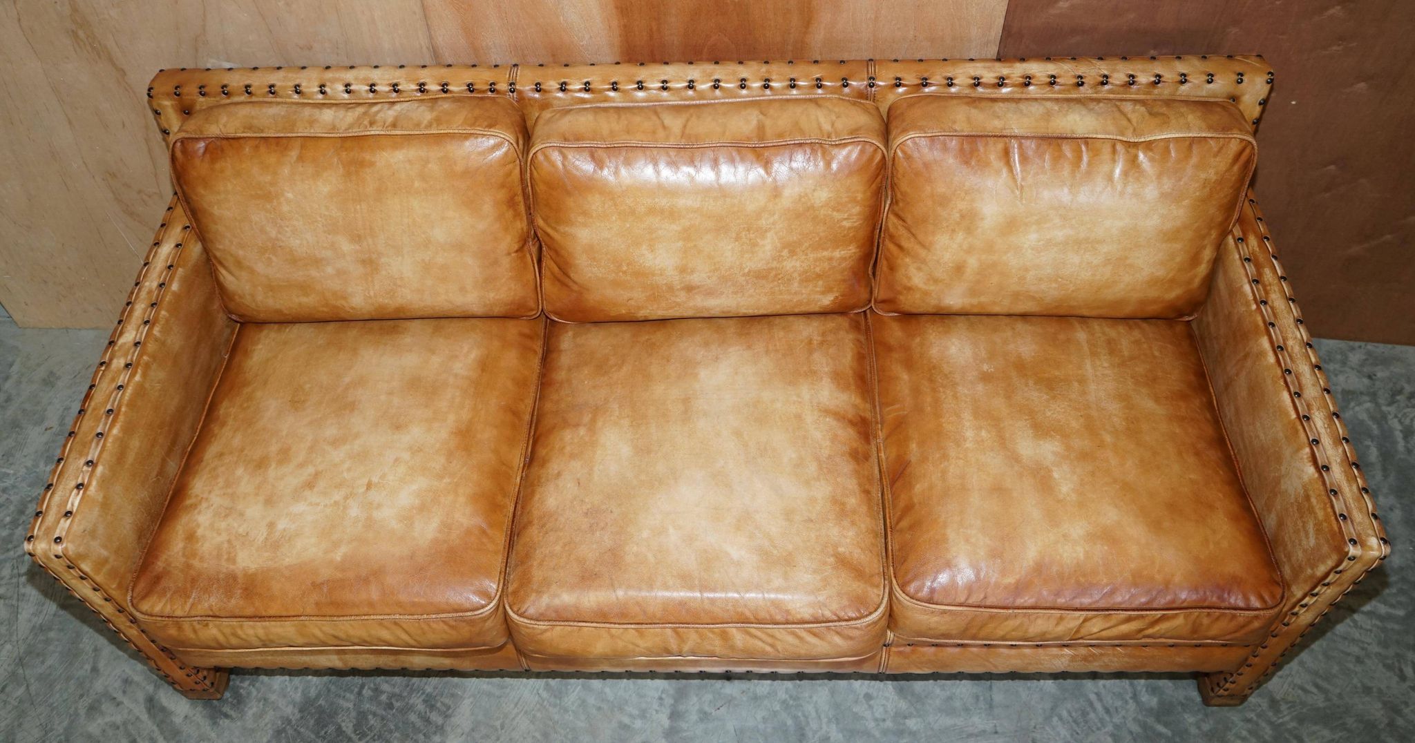 Three-seater leather canapé in Edwardian style with studs.