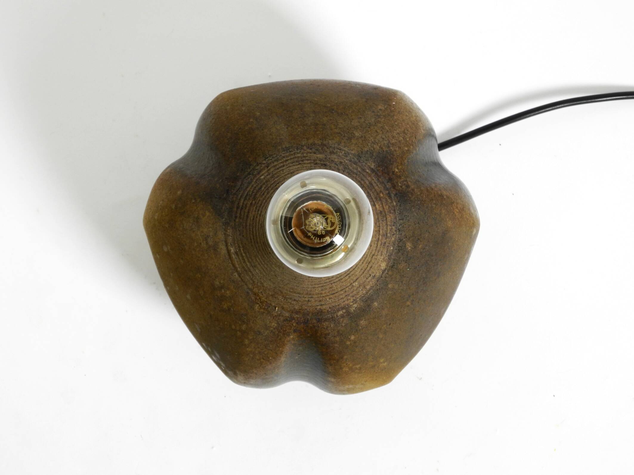 Très belle lampe de table en céramique des années 1960 avec abat-jour en tissu d'origine.