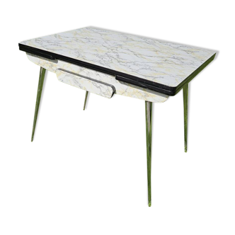 Extendable formica table