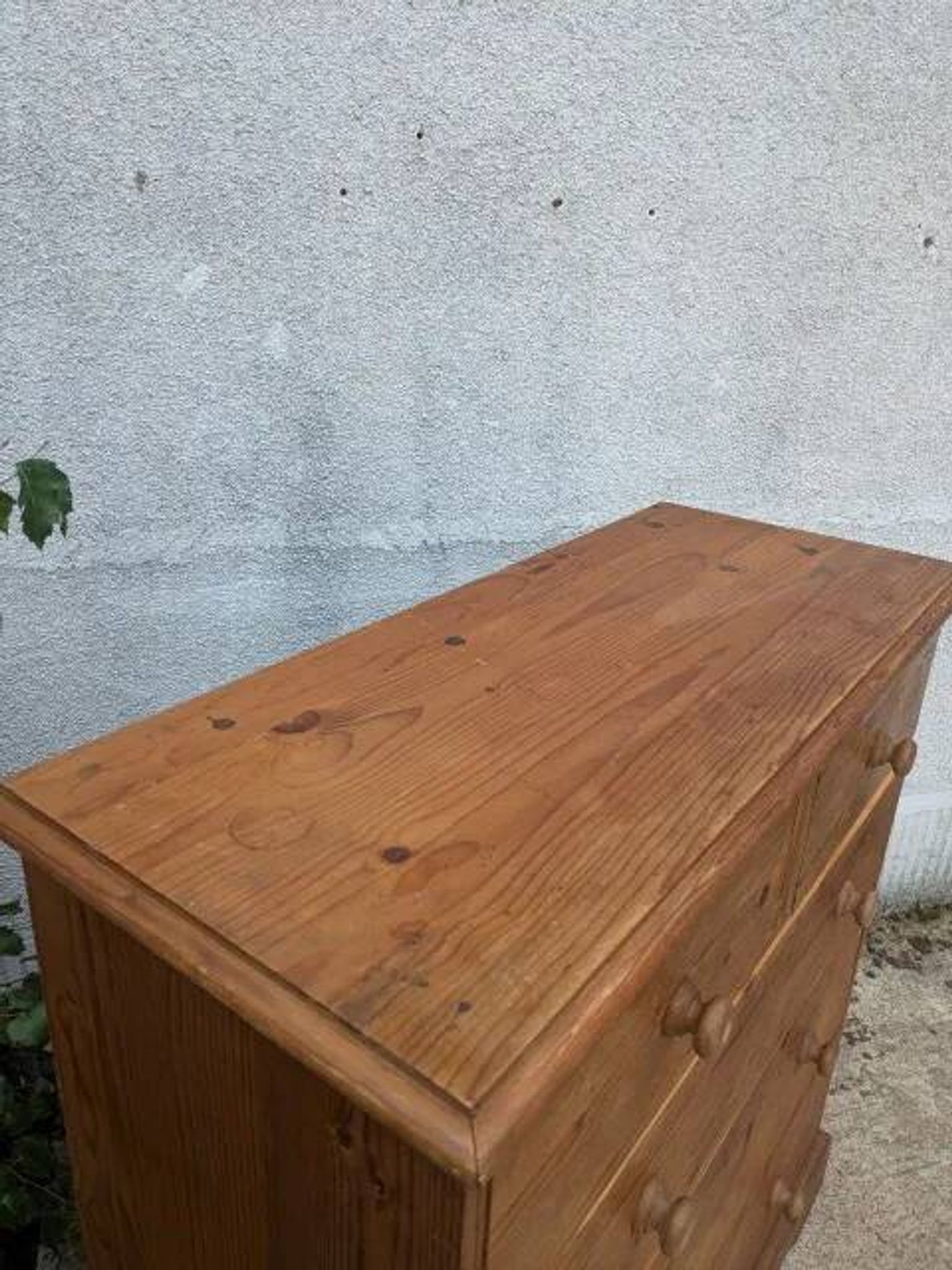English-style chest of drawers