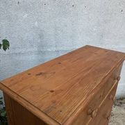 English-style chest of drawers