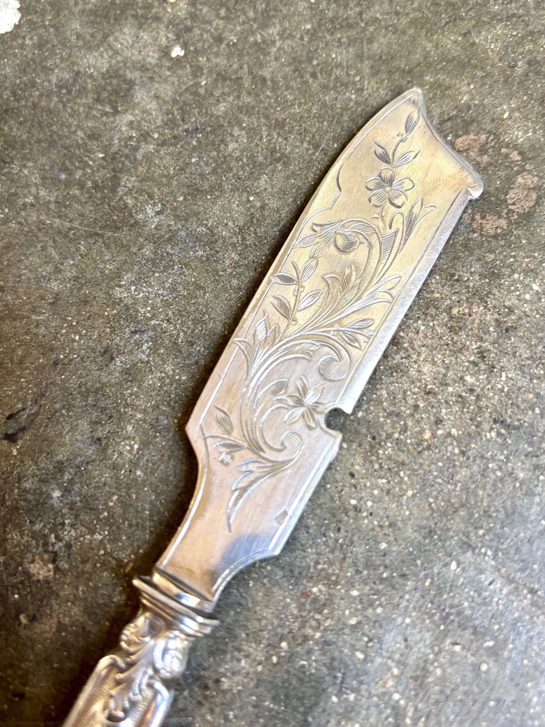 Couteau à mignardise, couvert de service en argent