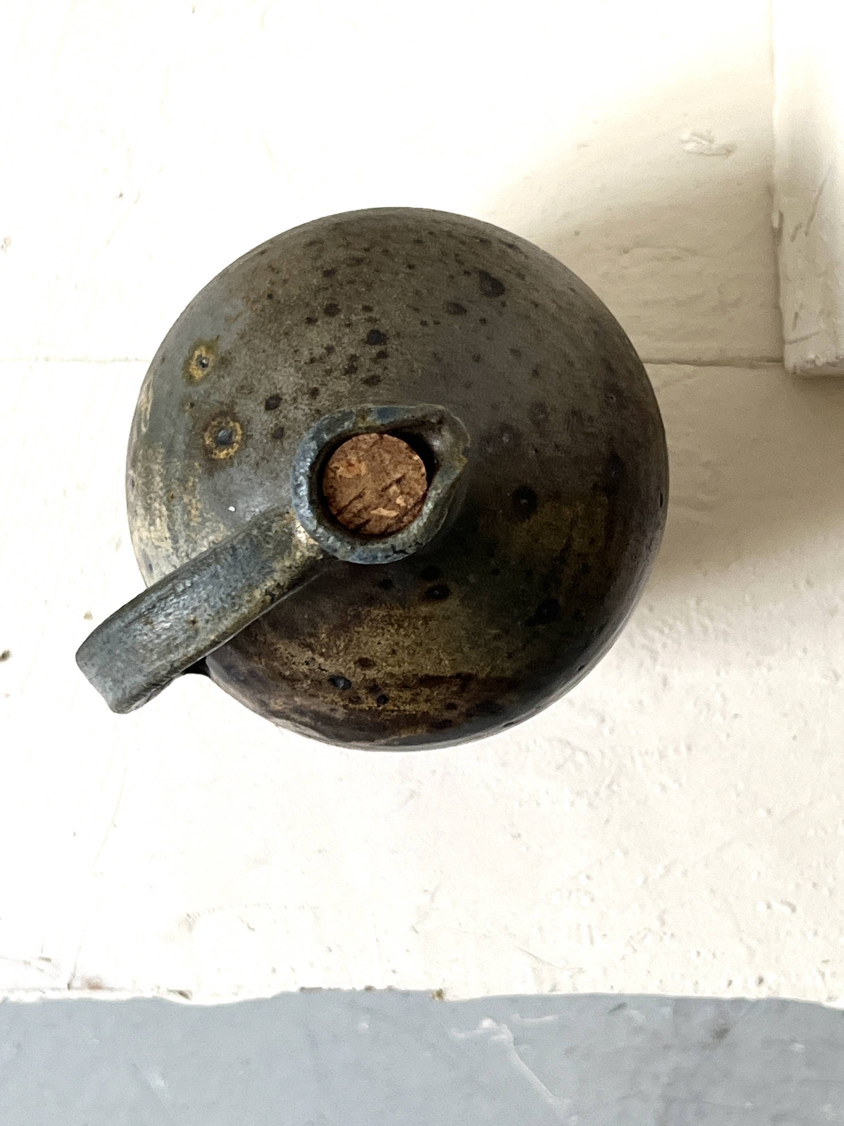 Carafe en grès pyrité, La borne France 1950