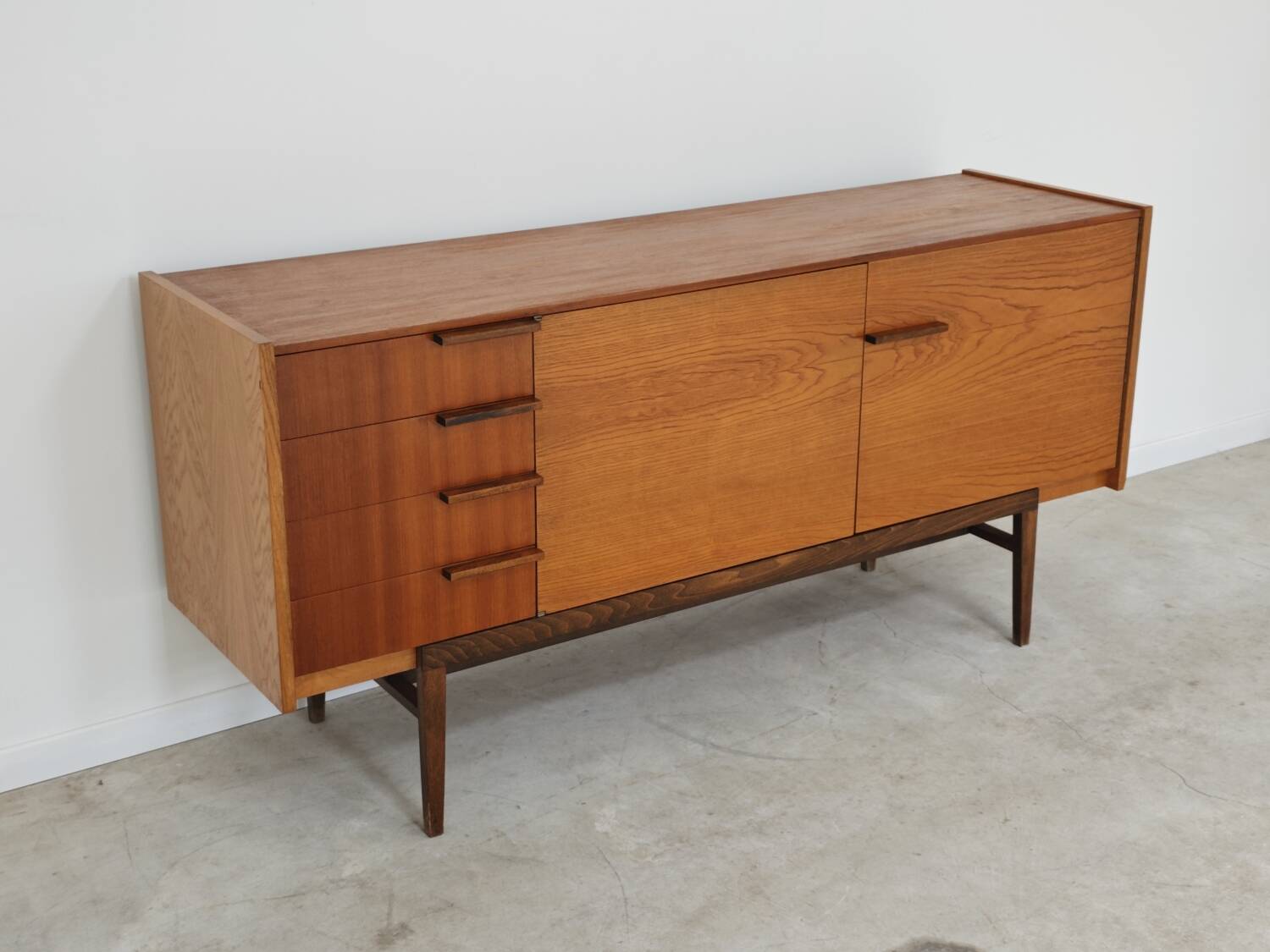 Enfilade meuble de rangement
Frantisek Mezulanik pour Up Zavody
1960