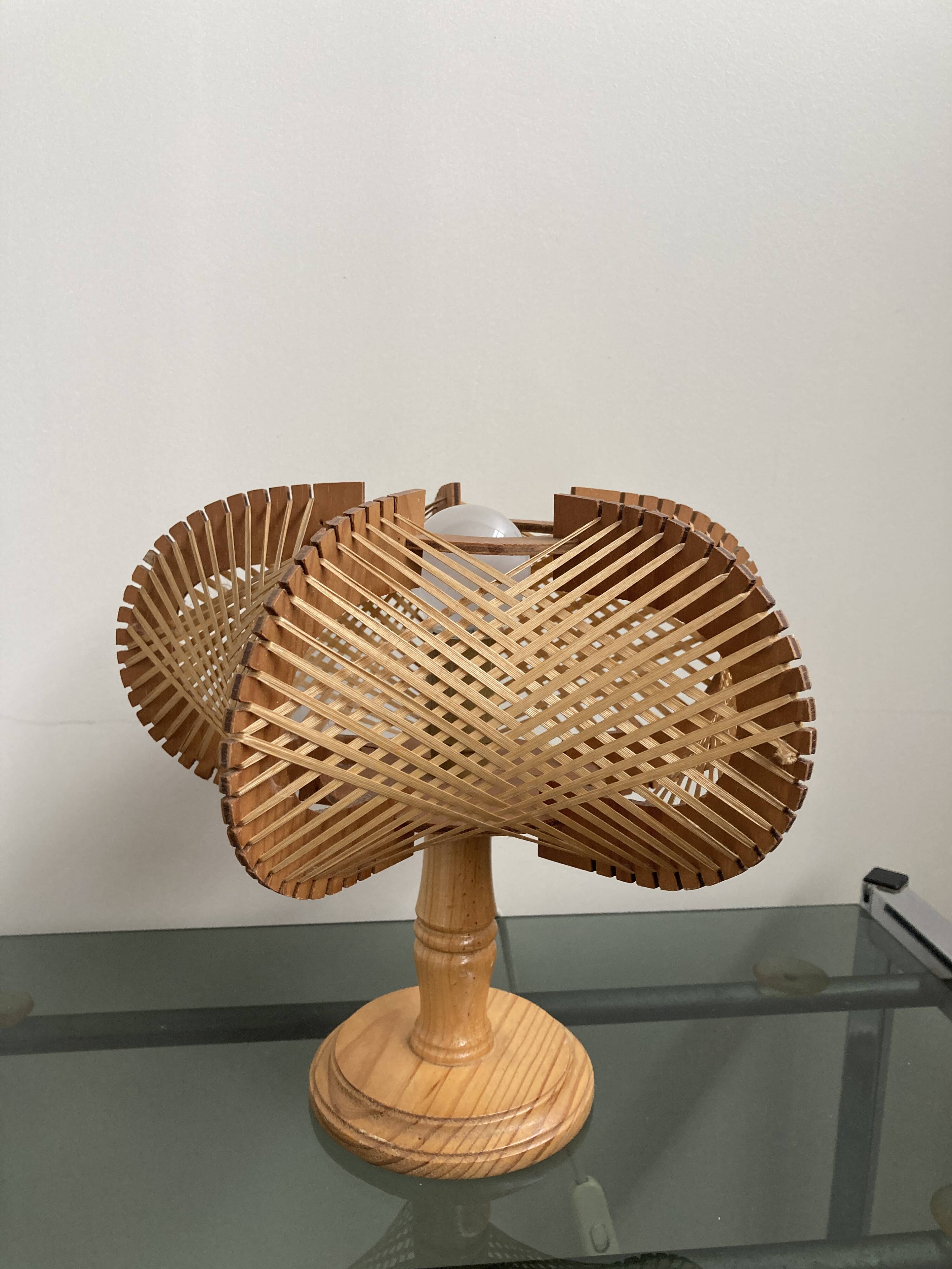 Table lamp in wood and Scandinavian rattan wire