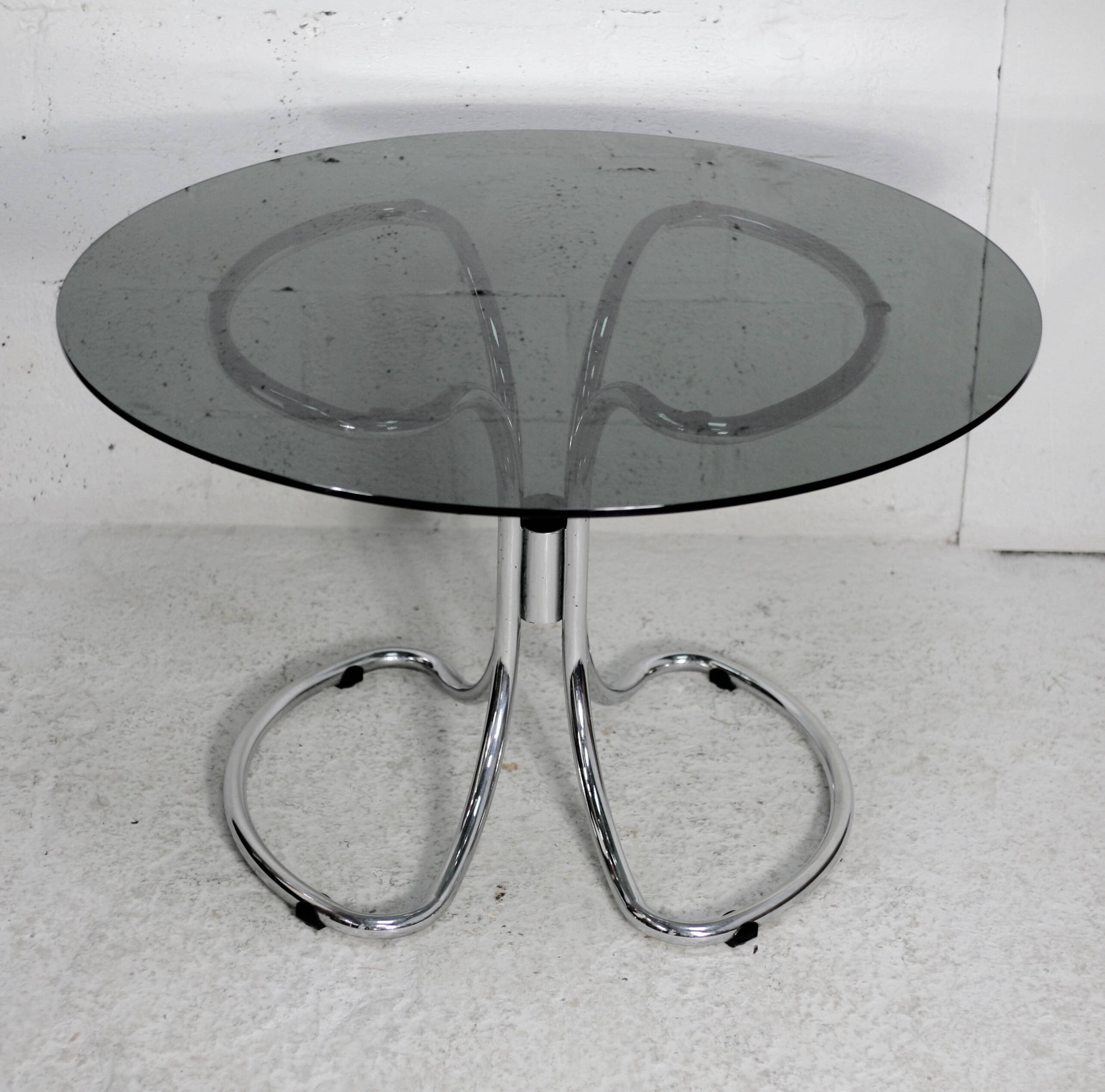 Table style Gastone Rinaldi, Italie, circa 1970. Acier chromé et dalle verre fumé.