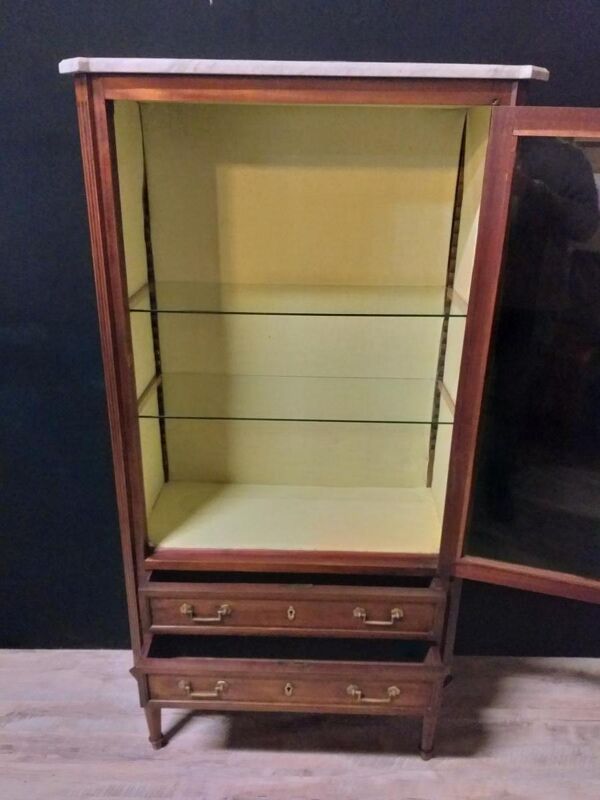 Vitrine de style Louis XVI