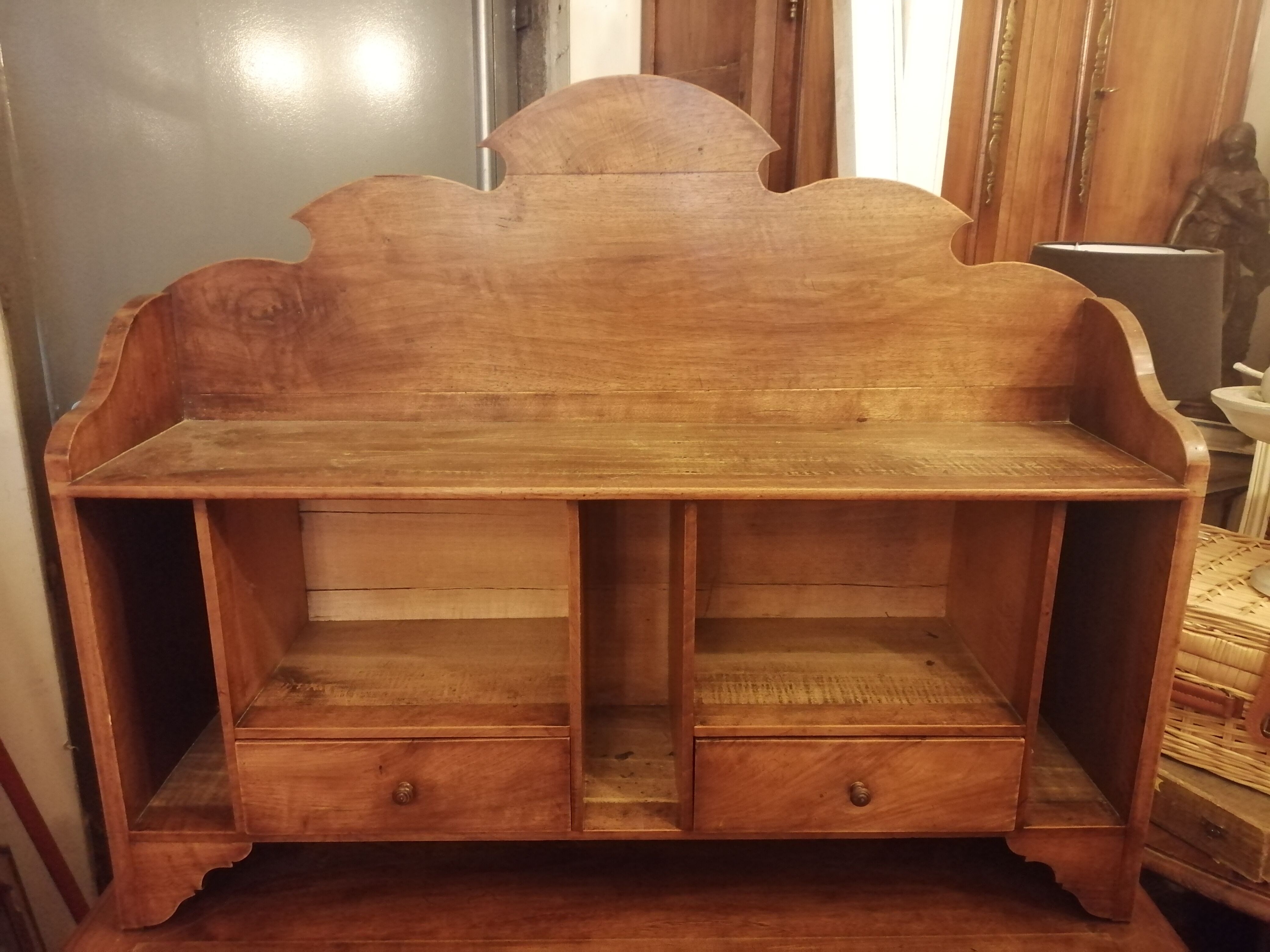 Bureau à caisson avec fronton