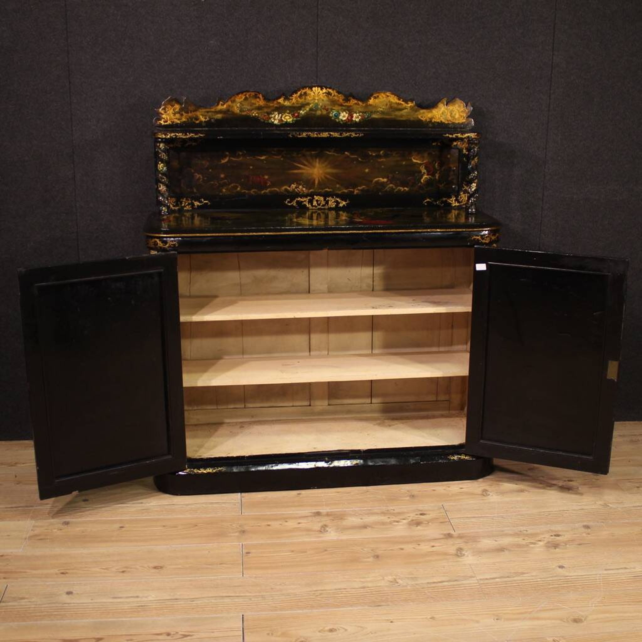 Buffet anglais laqué et peint du XIXe siècle