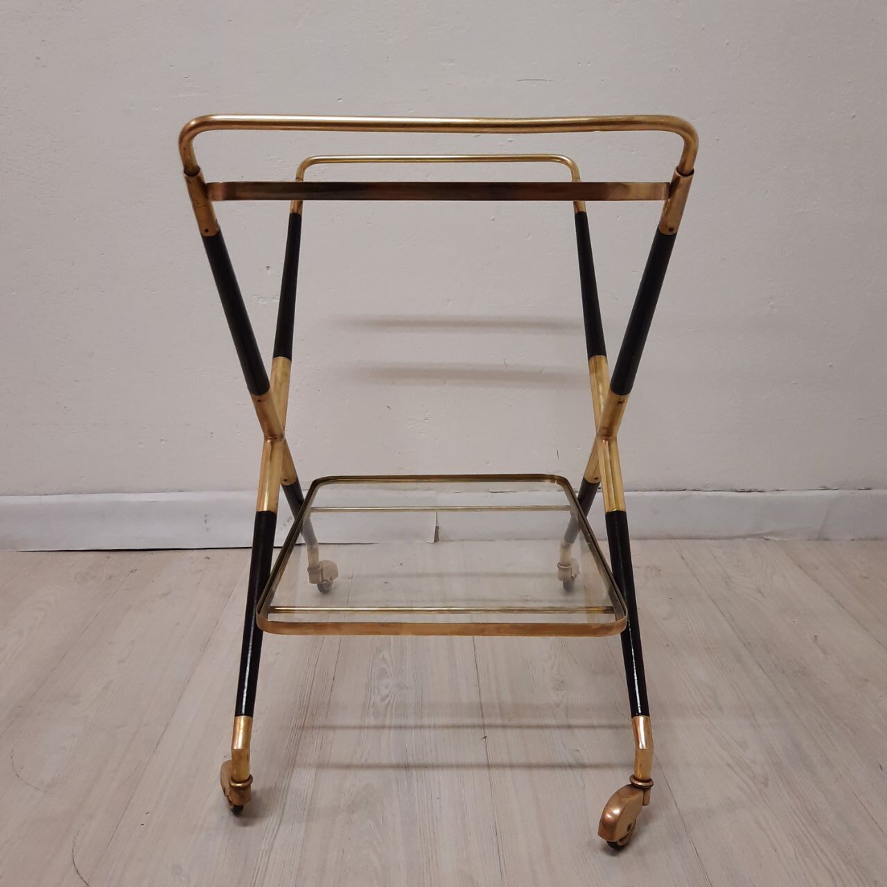 Serving table in brass wood