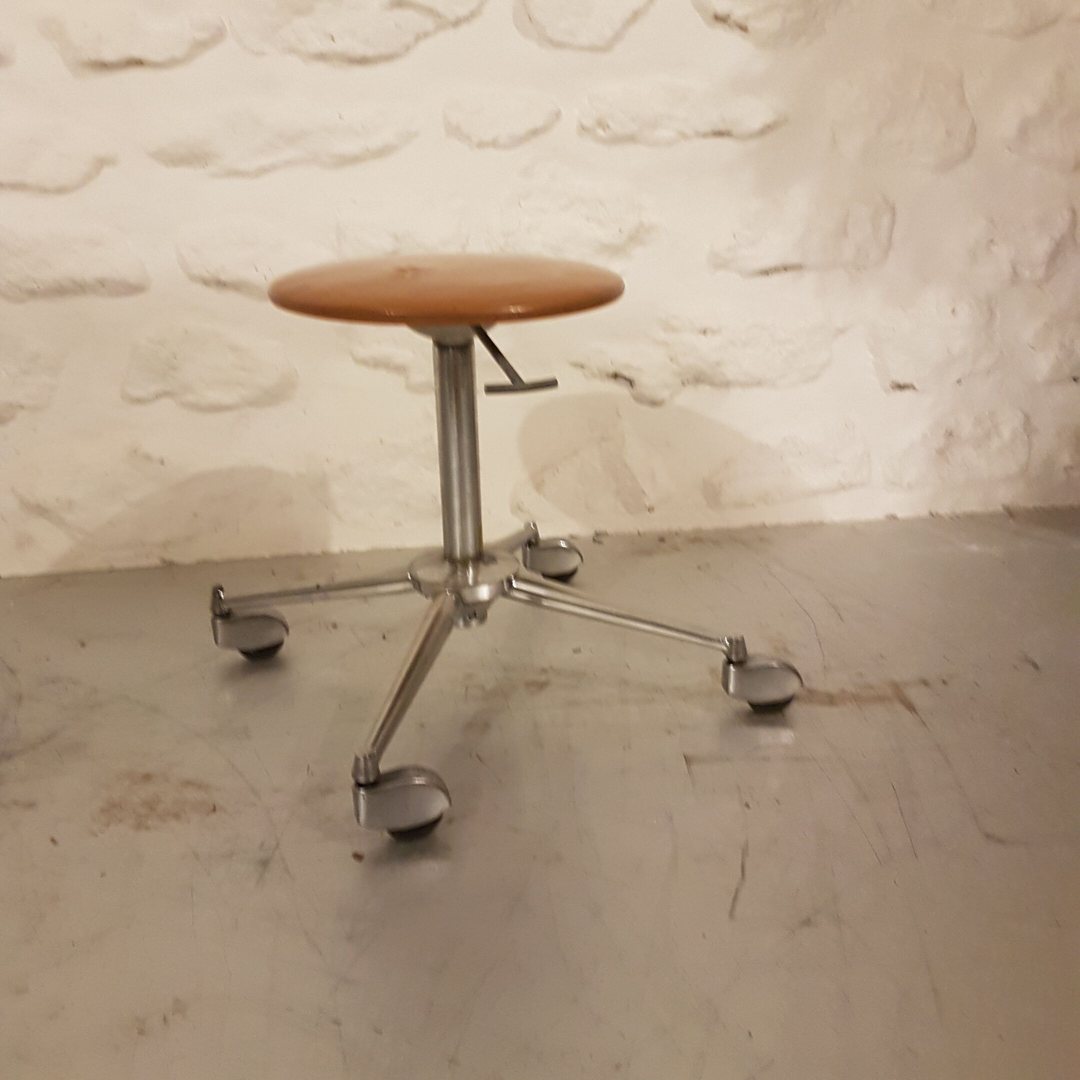 Workshop stool on wheels