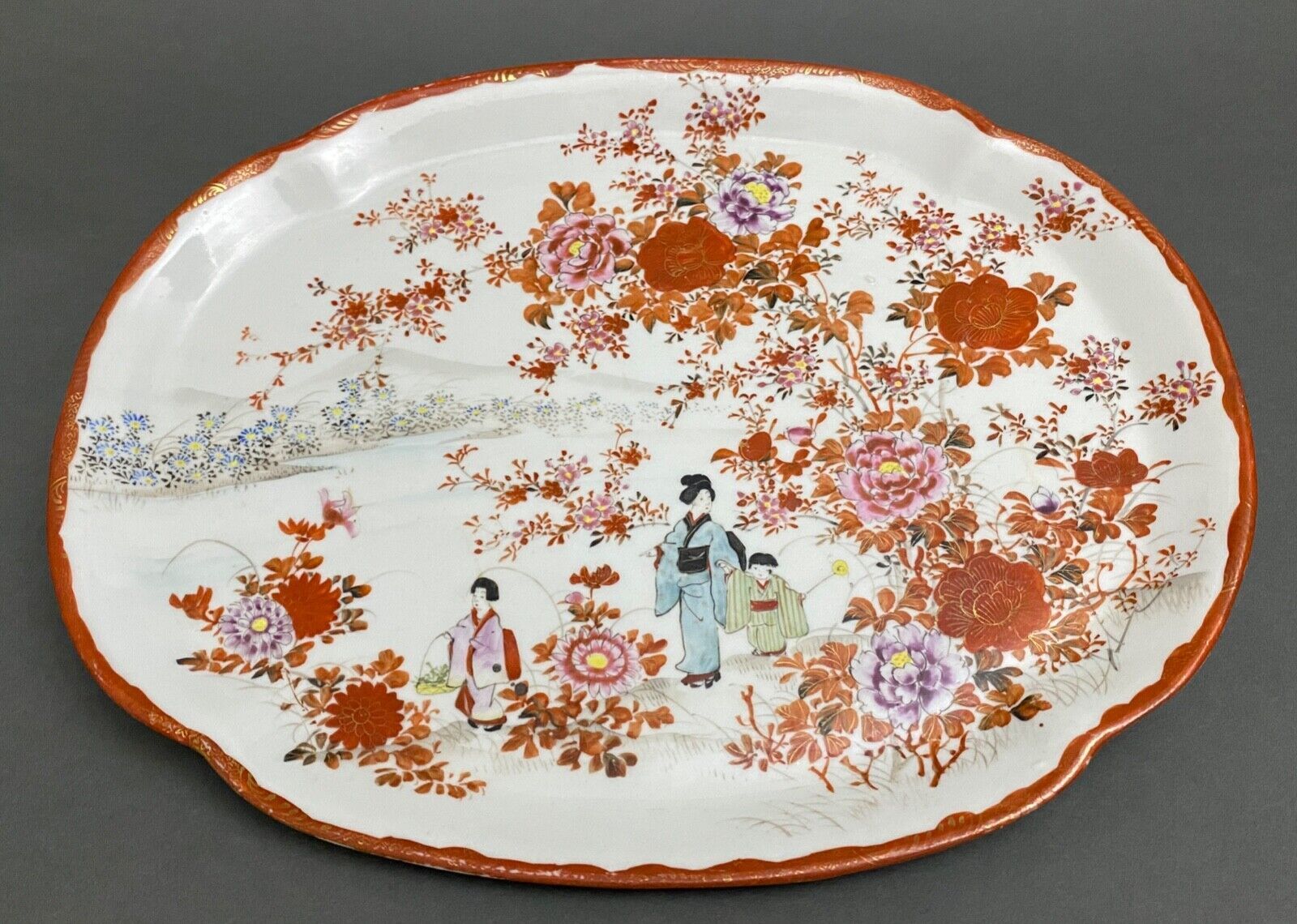 Chinese porcelain dish 1900 floral decoration and characters