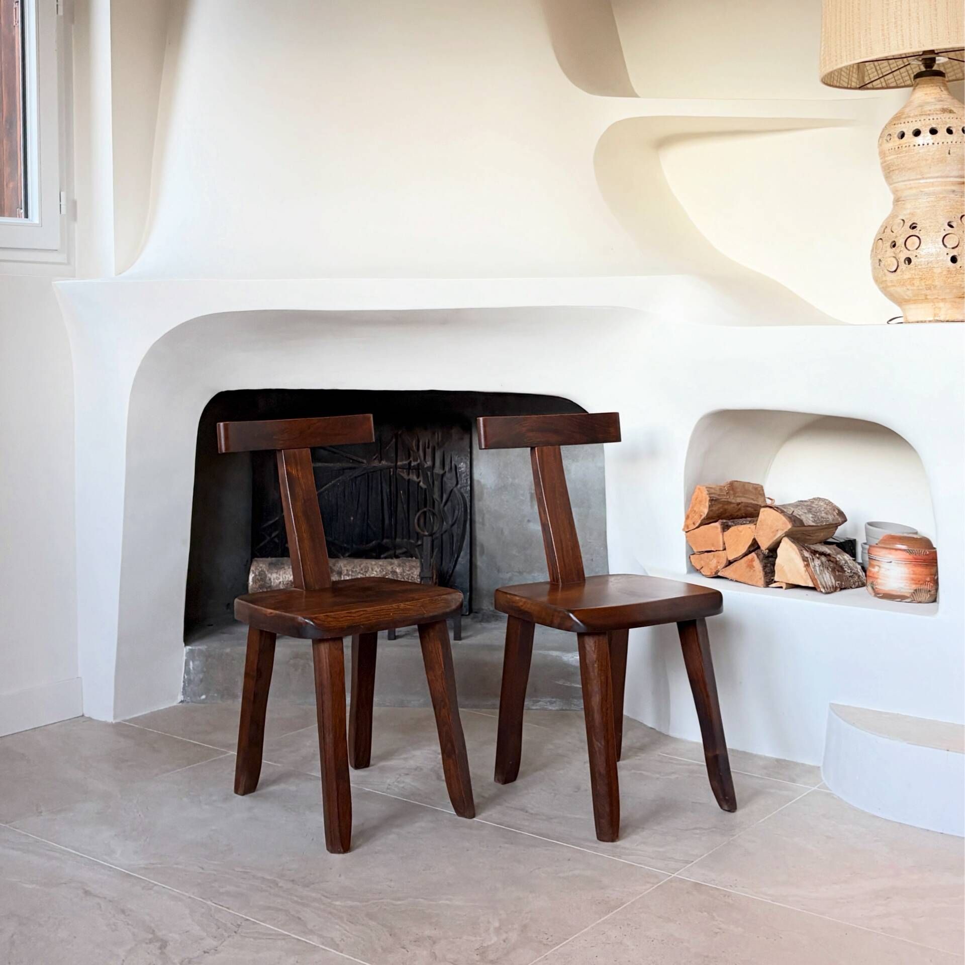 Paire de chaises en orme brutaliste