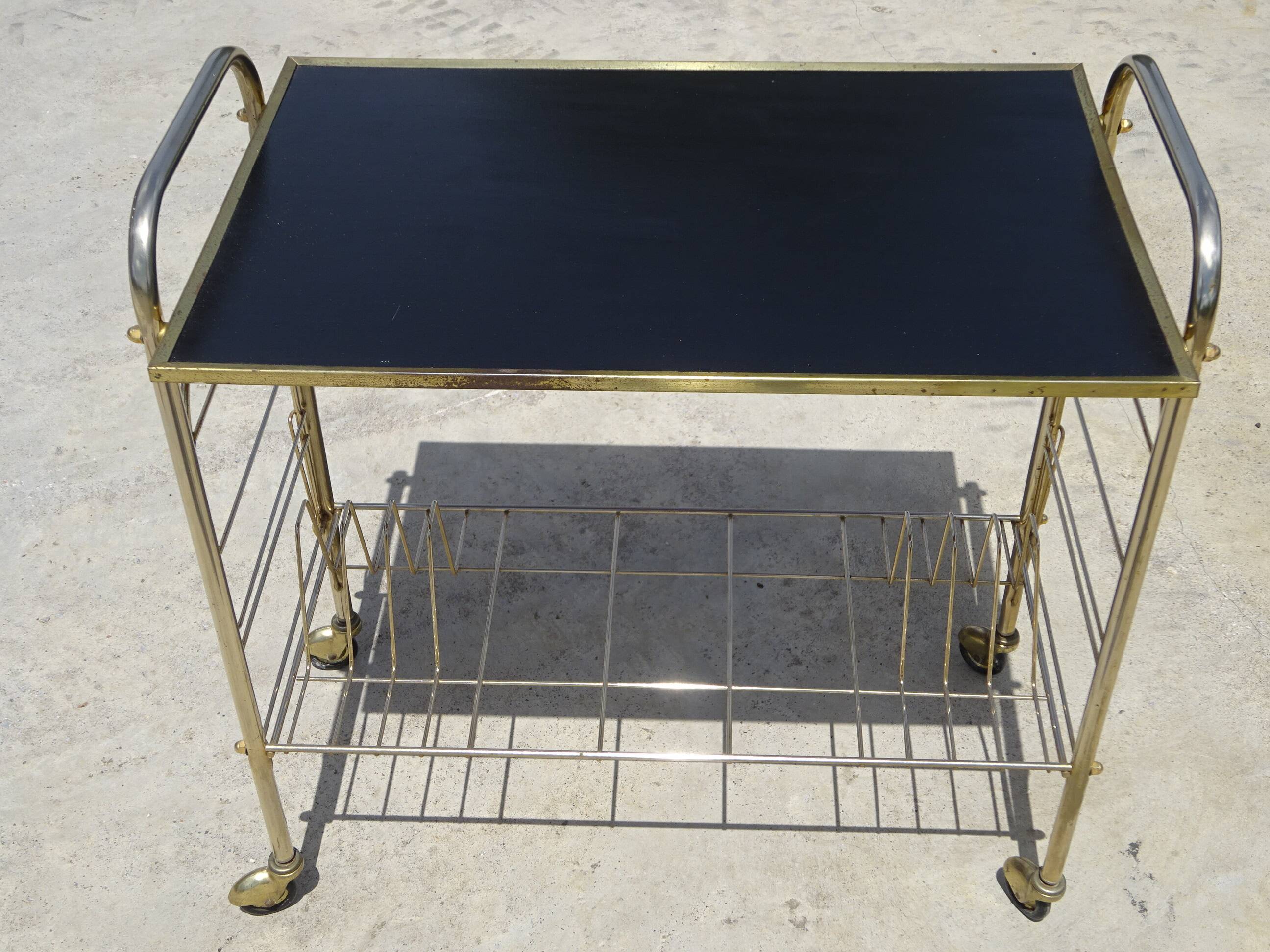 Desserte roulante, porte-vinyles en métal doré