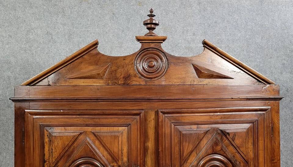 Louis XIII period cabinet with 4 shutters in solid walnut circa 1680