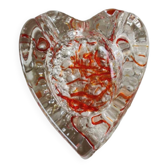 Vide poche/Cendrier,l en verre d Art soufflé/Forme de coeur à inclusions de filaments oranges. Dans le style Murano