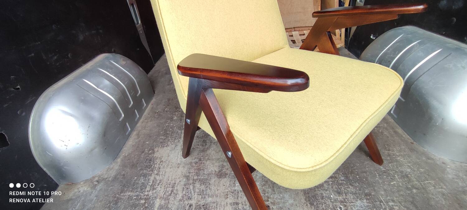 Fauteuil en bois et velours jaune par Chierowski