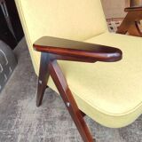 Fauteuil en bois et velours jaune par Chierowski