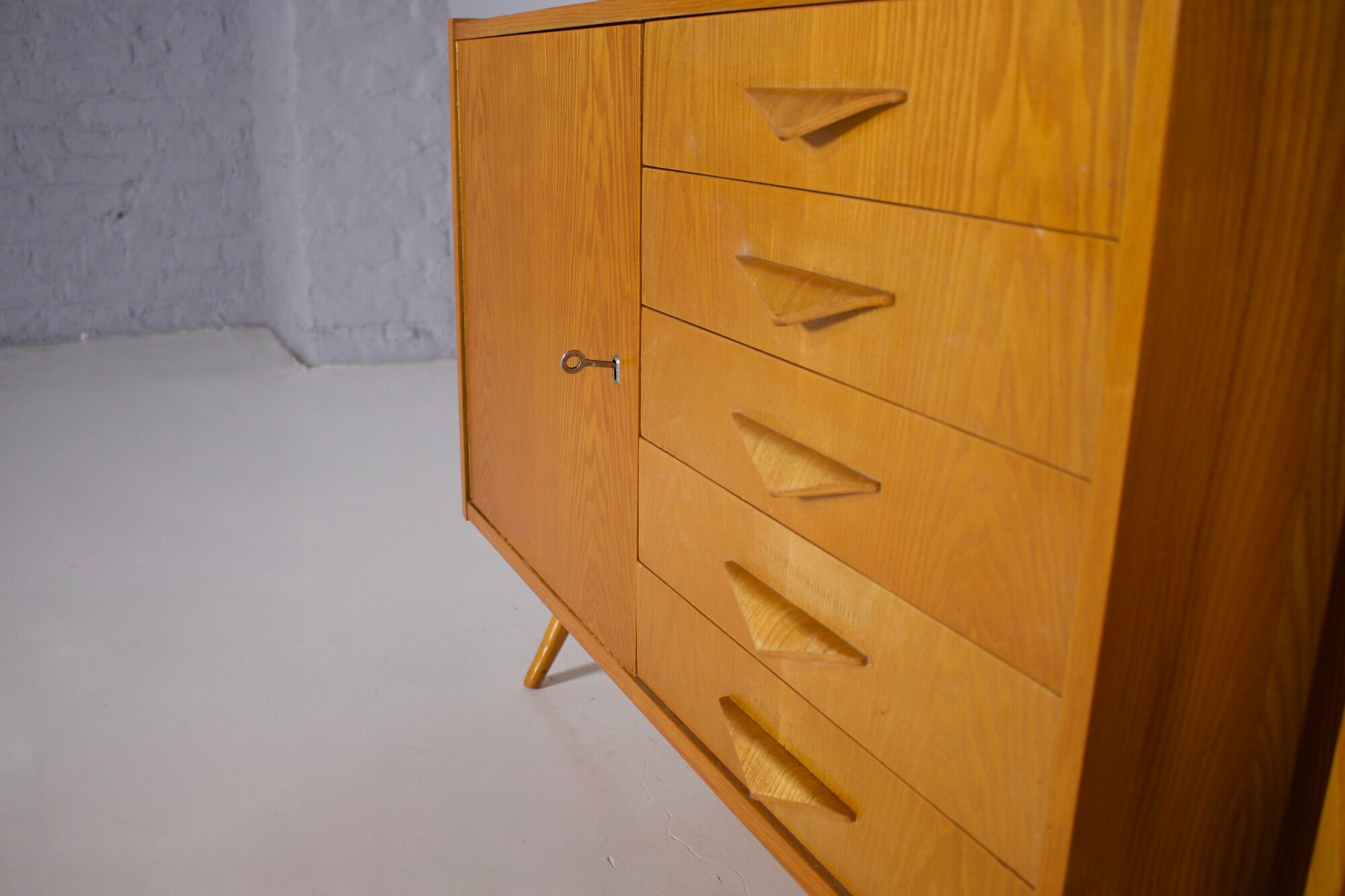 Double shelf on feet 1960's