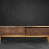 Buffet en bouleau moderne scandinave du milieu du siècle avec relief en cuivre sur le devant, années 1960