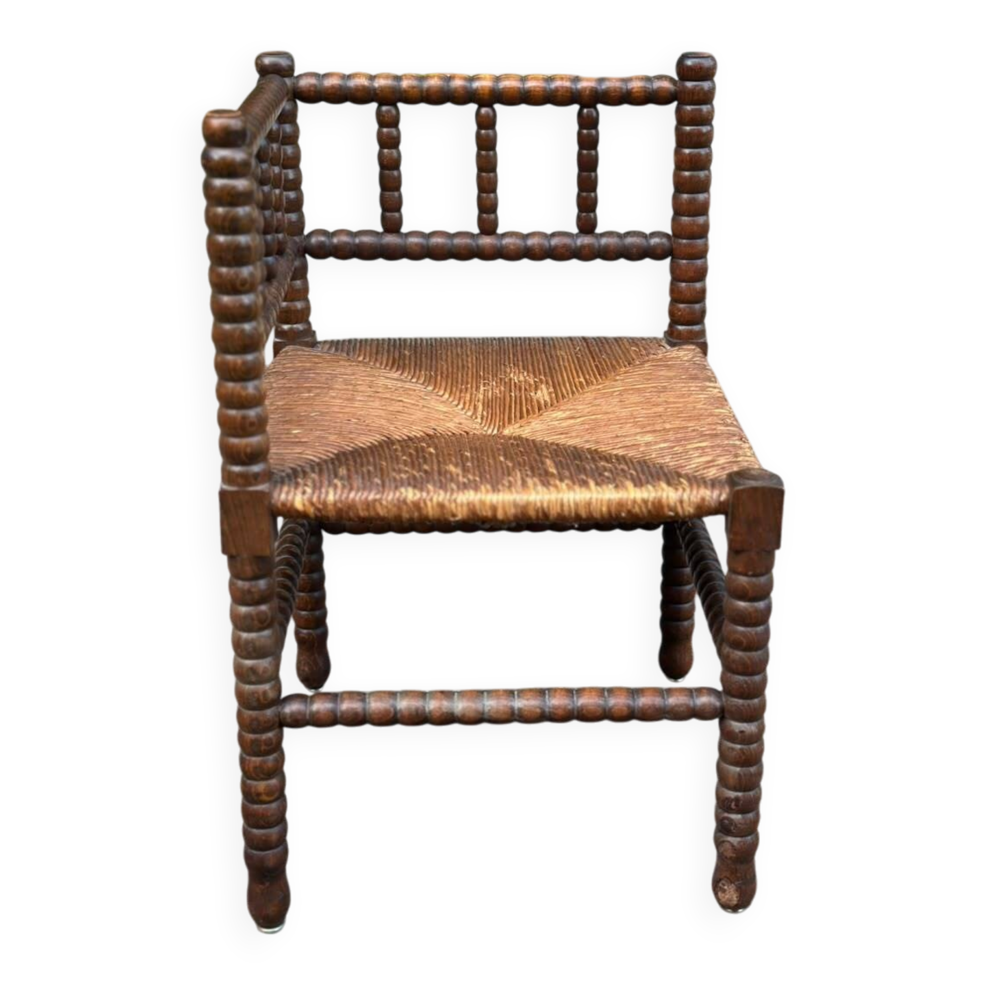 Brutalist corner chair in turned wood with straw bobbins, 1960.