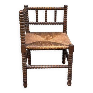 Brutalist corner chair in turned wood with straw bobbins, 1960.