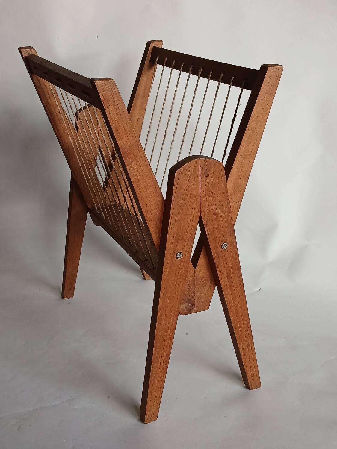 Magazine rack with compass legs in oak and rope, 1950s.