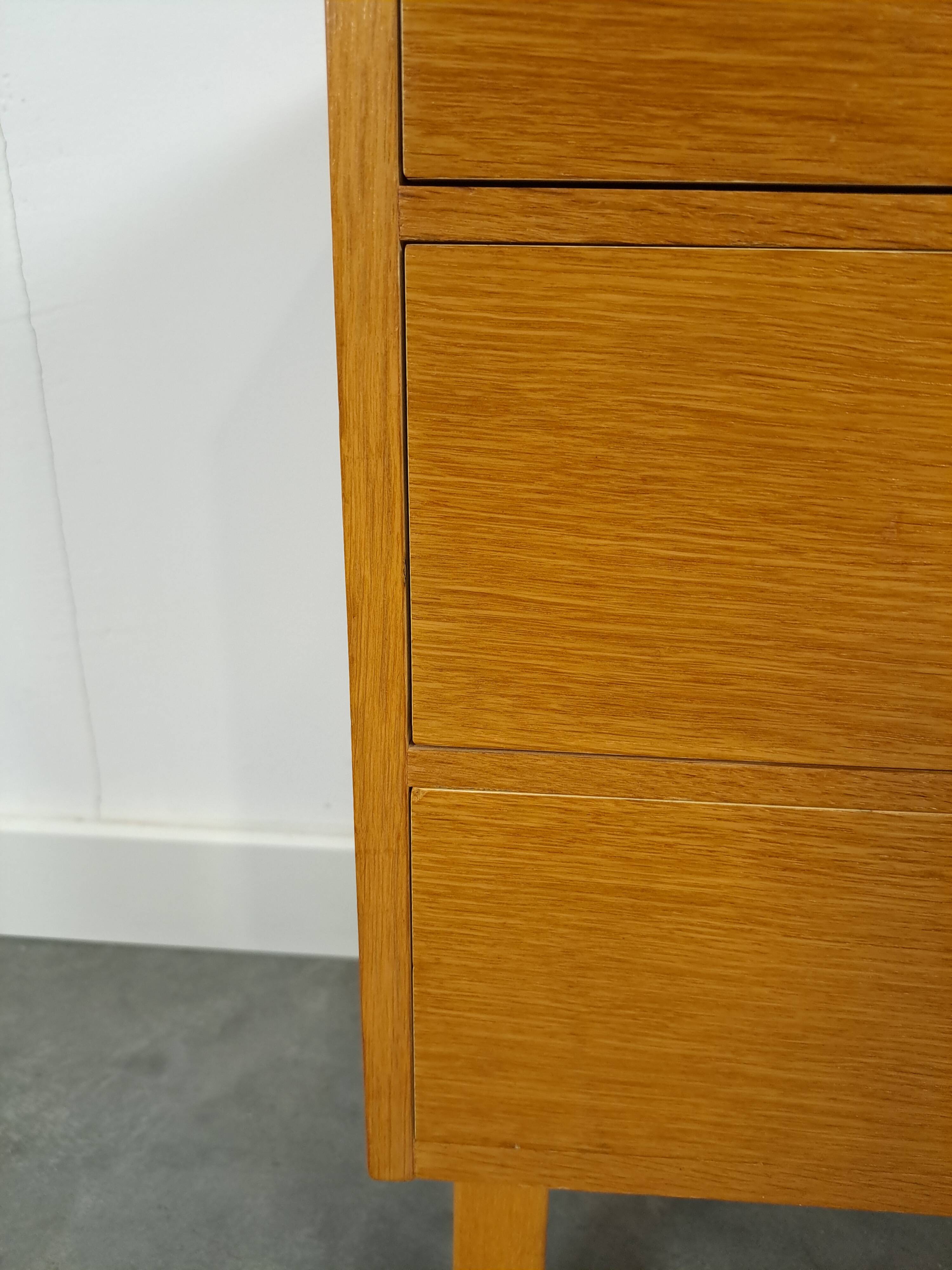 Commode en placage avec poignées rondes de Suède