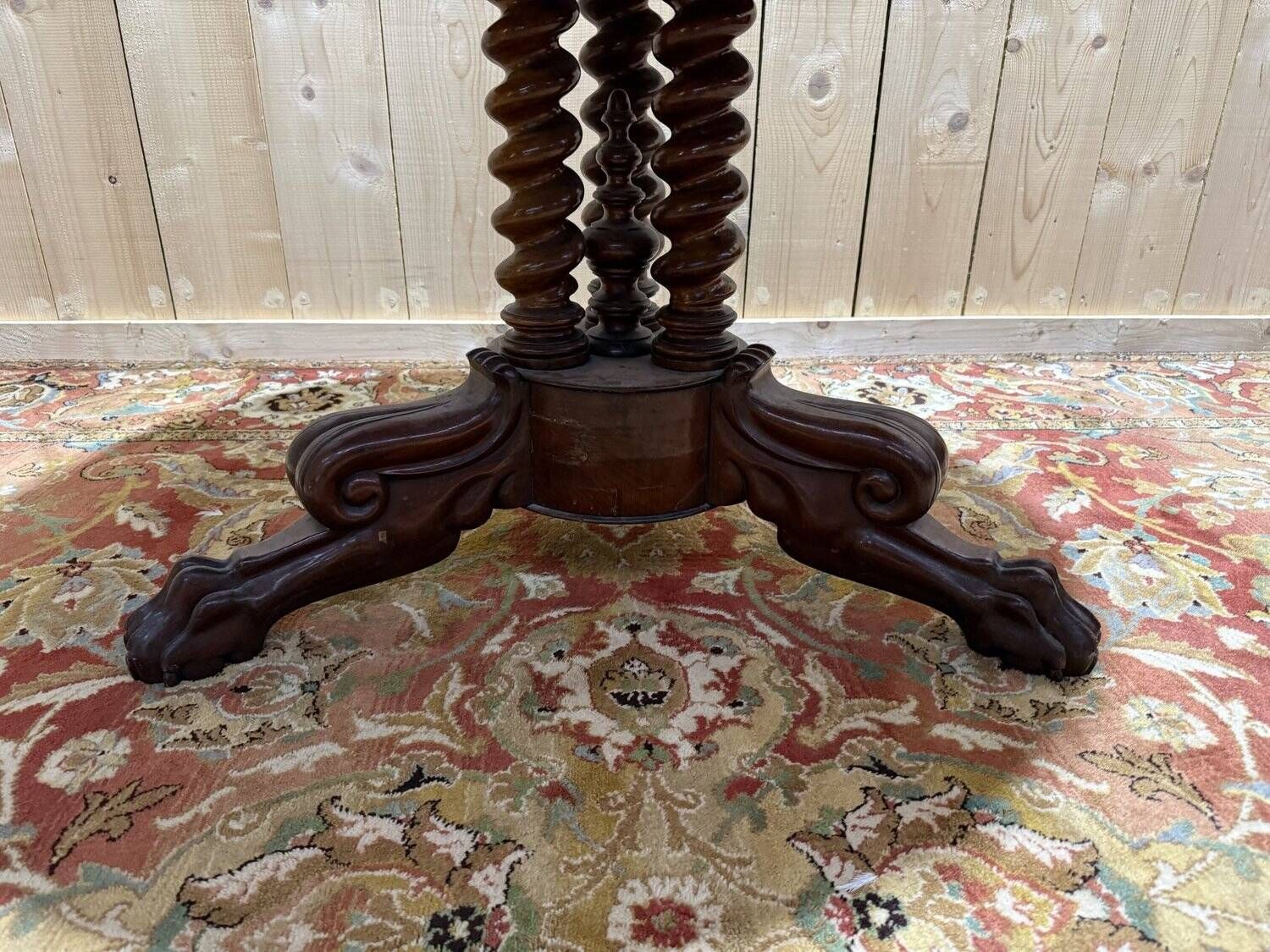 Round tripod gueridon from the Empire period with claw feet in mahogany and marble.