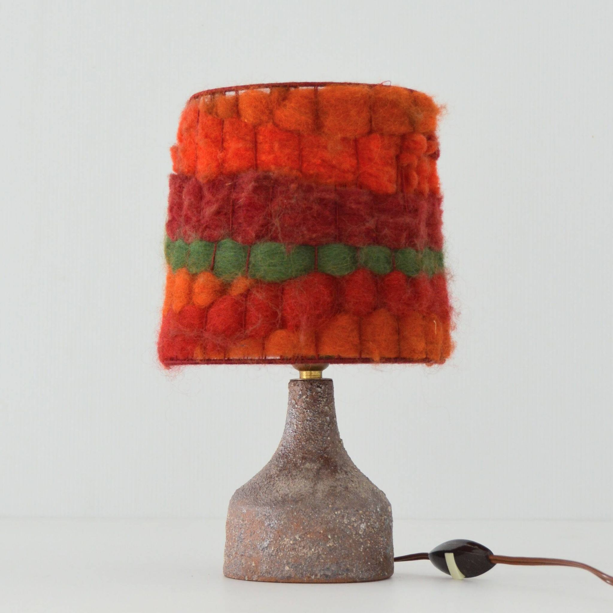 Lampe de table en terre cuite et laine signée 1960-1970