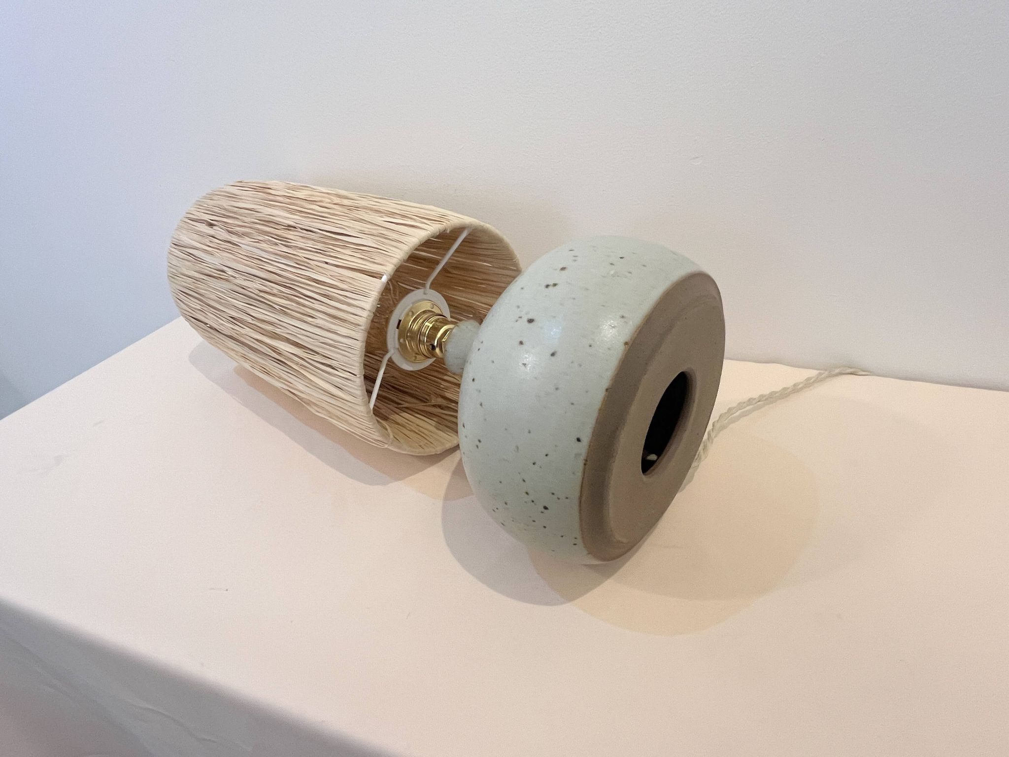 Pied de Lampe vintage en grès céramique beige gris abat-jour en raphia 1970