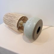 Pied de Lampe vintage en grès céramique beige gris abat-jour en raphia 1970