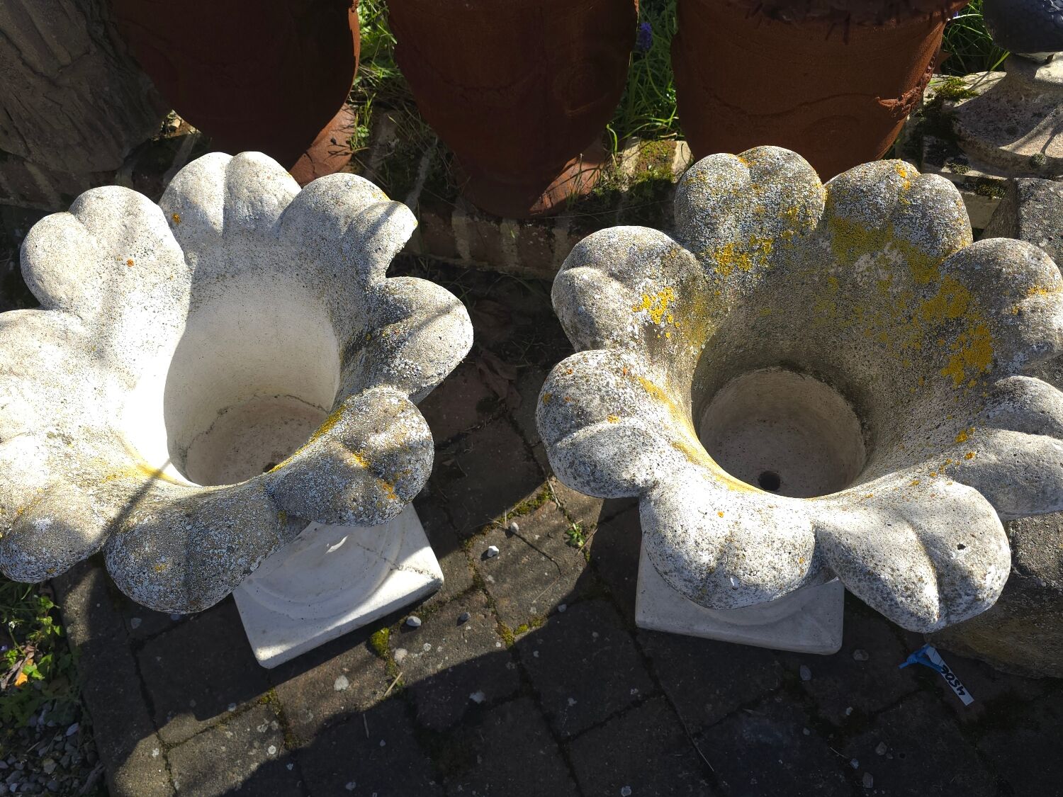 Vases en pierre reconstituée en forme de tulipe (la paire)