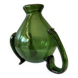 Étonnant pichet ; verseuse ou carafe tripode vintage en verre vert soufflé et travaillé à chaud
