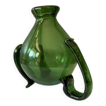 Étonnant pichet ; verseuse ou carafe tripode vintage en verre vert soufflé et travaillé à chaud