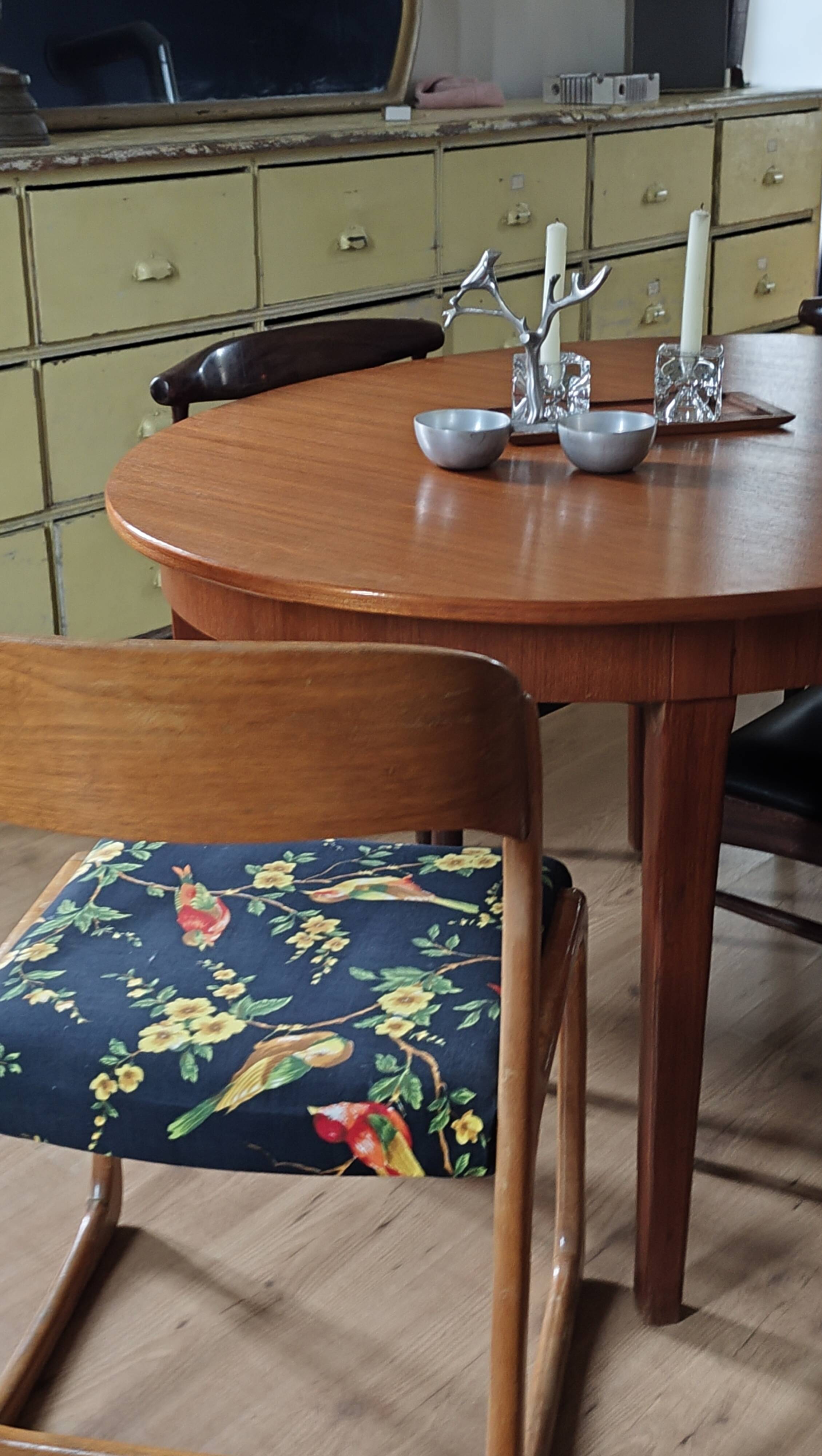 Table scandinave en teck ovale rallonges intégrées, années 60 comme neuve