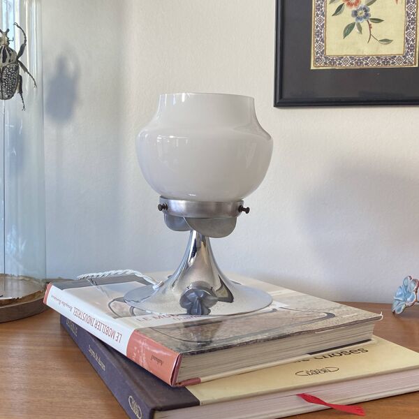 Lampe vintage globe en verre en verre opaline blanc et métal chromé