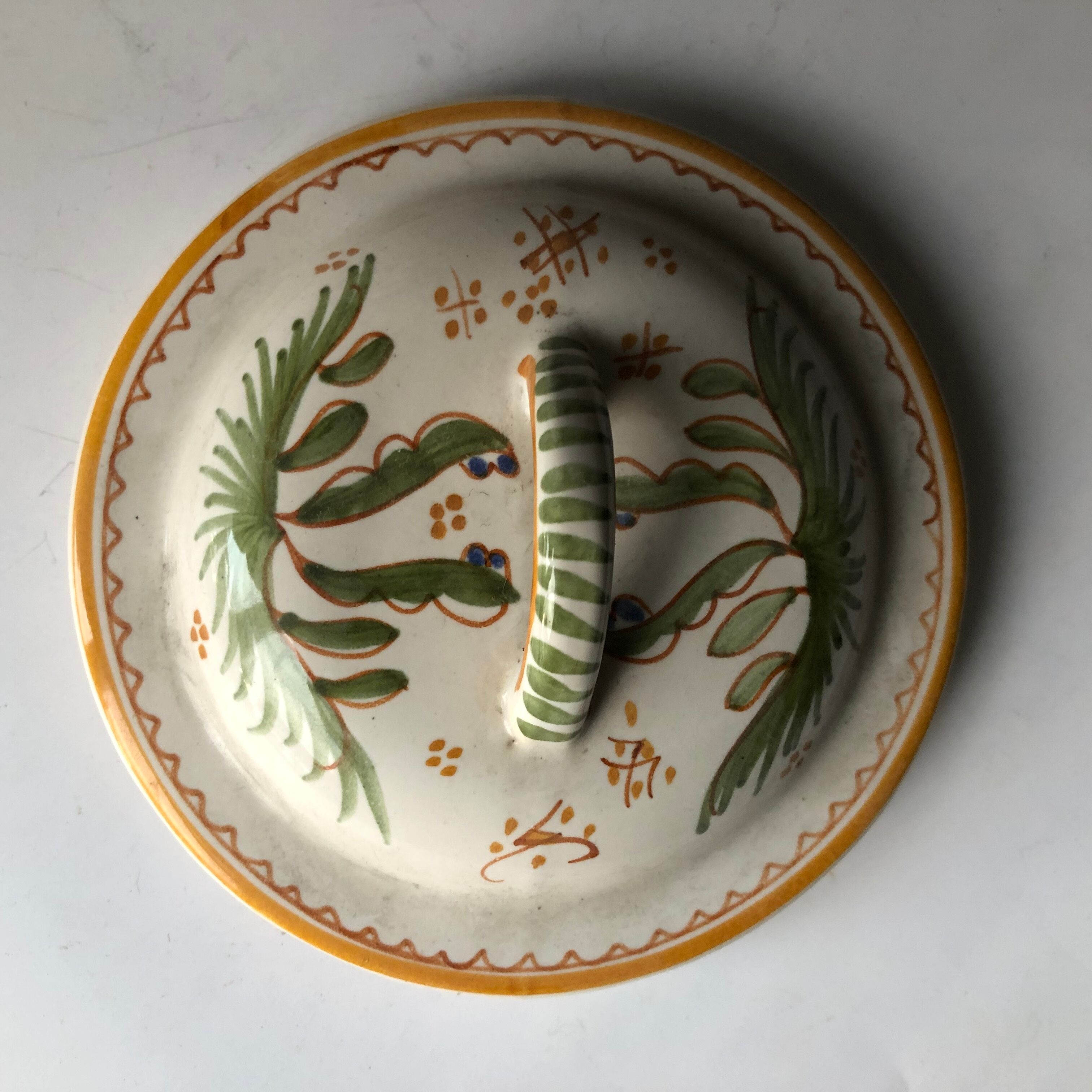 Covered pot or candy in Moustiers earthenware