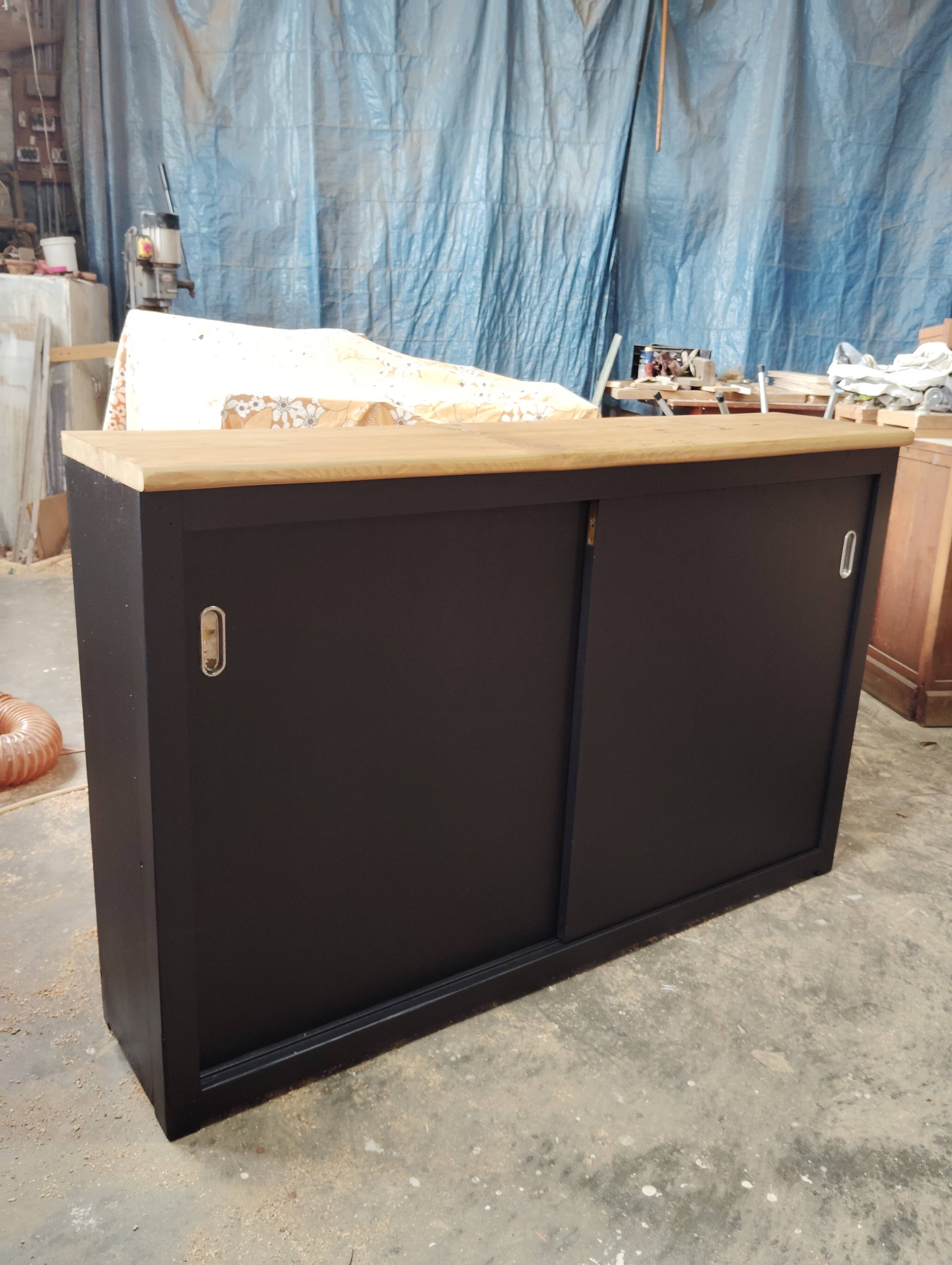 Sliding workbench with shallow depth