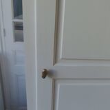 Armoire, penderie patinée gris perle finition cirée.