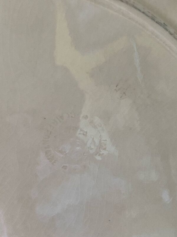 Grand plat rond en terre de fer estampillé Clairefontaine