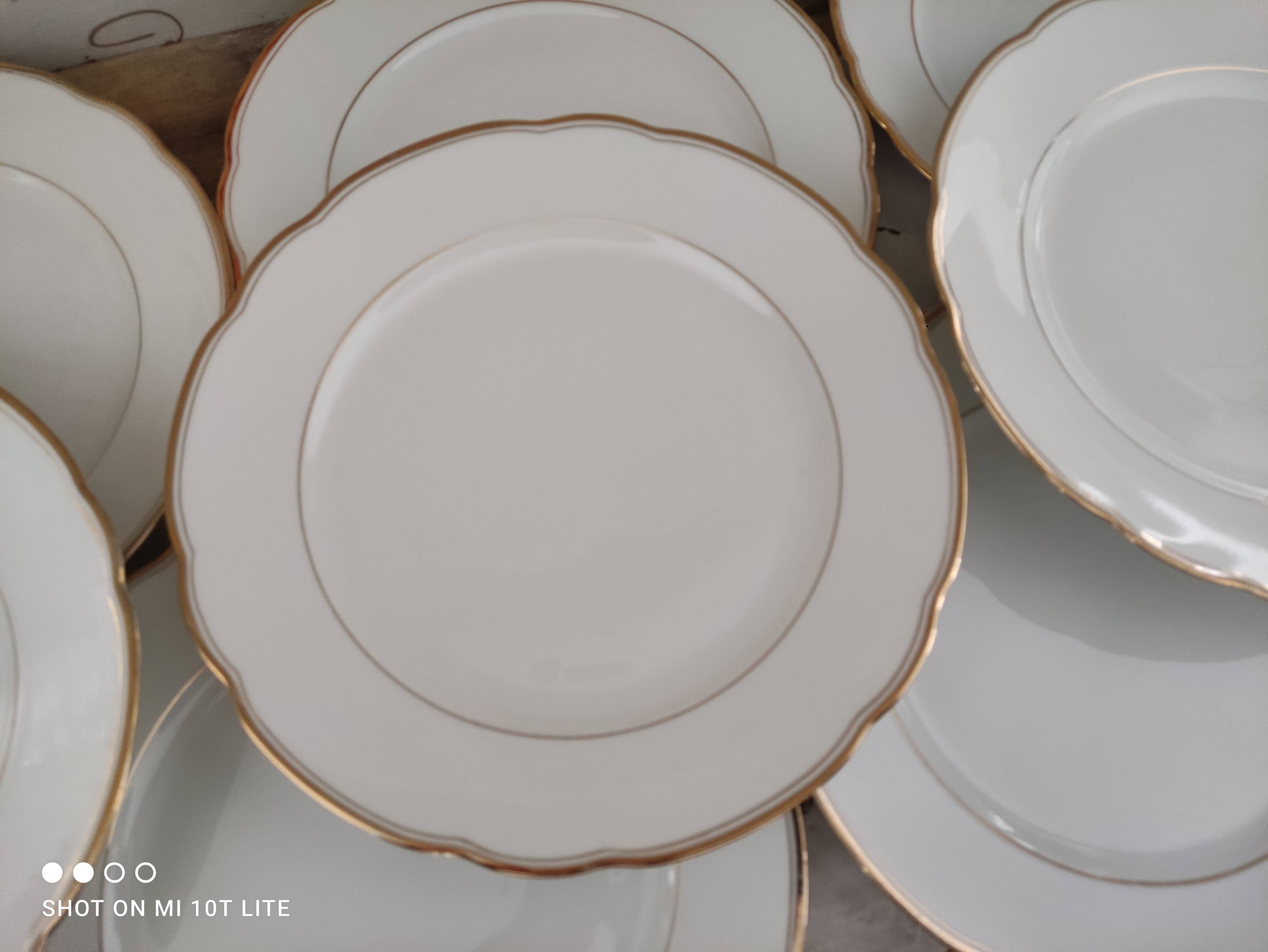 Lot de 12 assiettes plates en porcelaine suisse blanche double liseré doré "VSK USC Viribus Unitis"