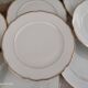 Lot de 12 assiettes plates en porcelaine suisse blanche double liseré doré "VSK USC Viribus Unitis"