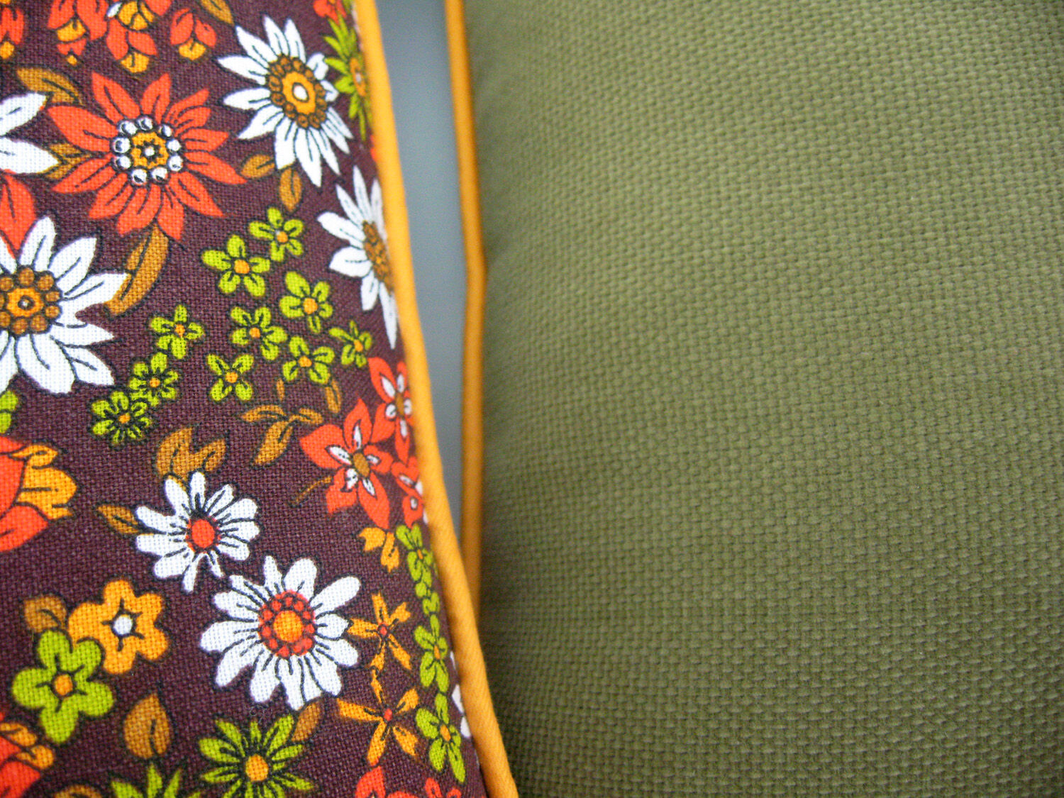 2 rectangular cushions piped in cotton canvas - décor small flowers - vintage 70s