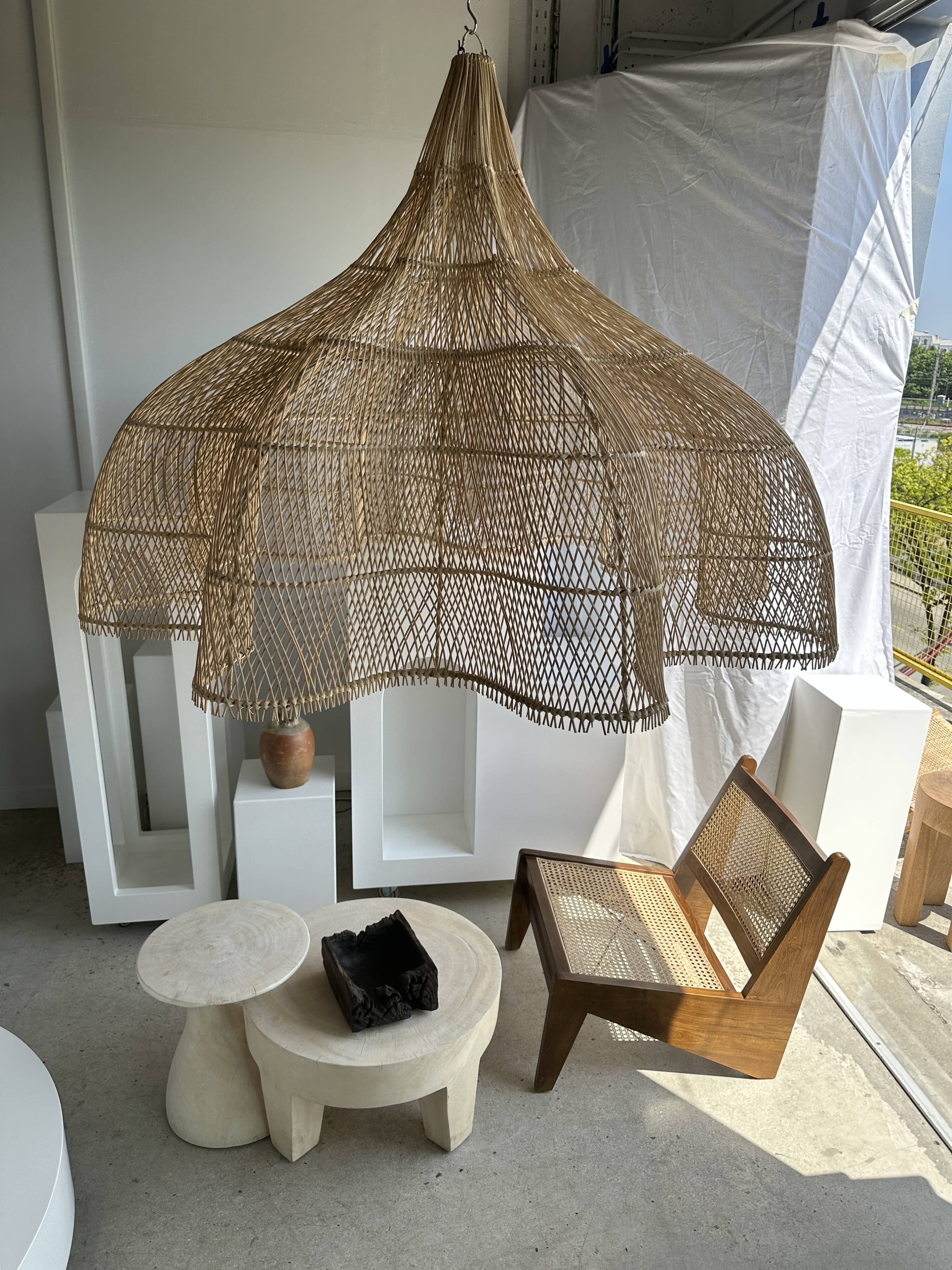 Immense rattan suspension in the shape of a flower, tulip, corolla H1m D1m50