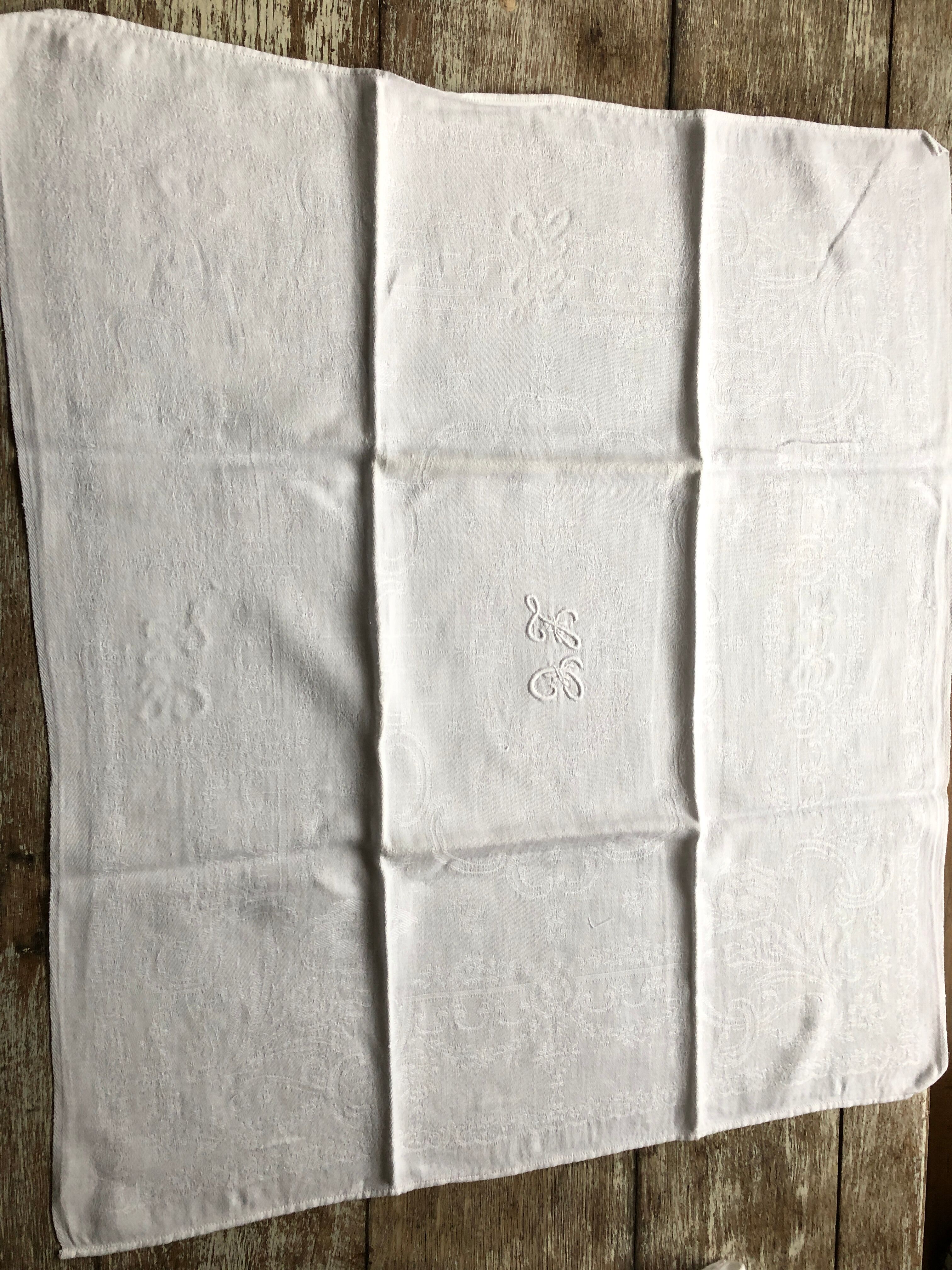 9 monogram napkins "L.C"